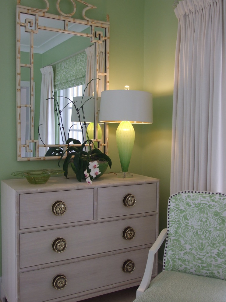 Modelo de habitación de invitados costera de tamaño medio sin chimenea con paredes verdes y moqueta