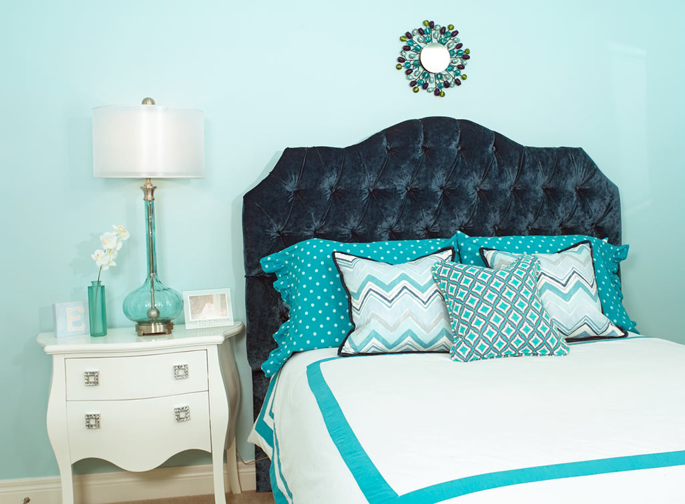 Cette photo montre une chambre avec moquette chic de taille moyenne avec un mur bleu.