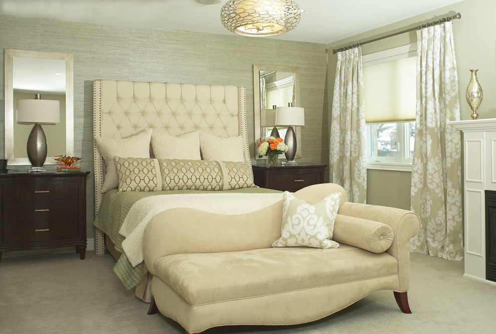 Foto de dormitorio principal clásico renovado de tamaño medio con paredes grises, moqueta y todas las chimeneas