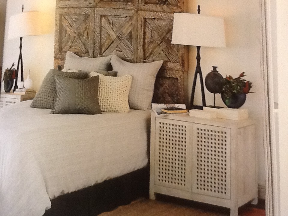 Mittelgroßes Klassisches Hauptschlafzimmer mit weißer Wandfarbe und braunem Holzboden in Phoenix