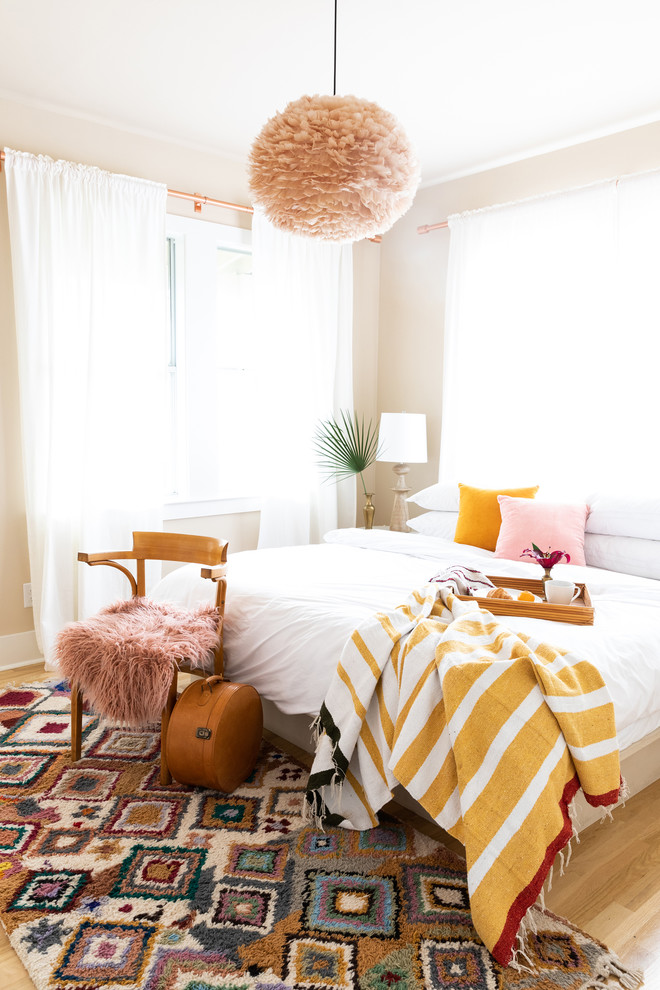 Idee per una camera da letto minimal con pareti beige, parquet chiaro e pavimento marrone