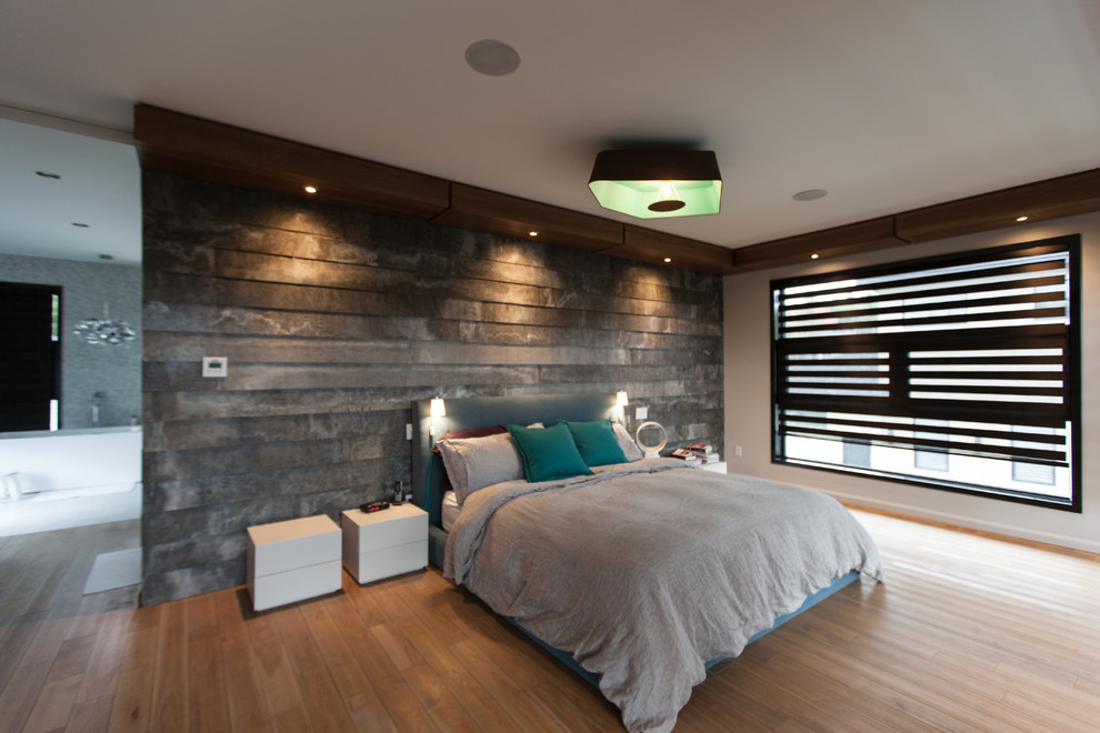 На фото: большая хозяйская спальня в современном стиле с белыми стенами и светлым паркетным полом с