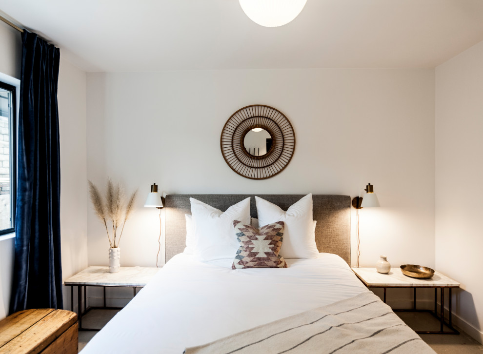 Свежая идея для дизайна: спальня в современном стиле с белыми стенами, бетонным полом и серым полом - отличное фото интерьера