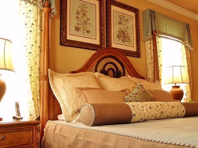 Bedroom - traditional bedroom idea in Orlando