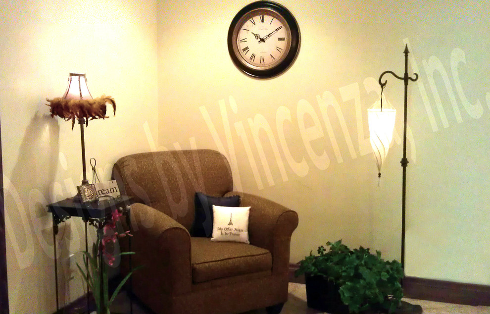 Kleines Eklektisches Gästezimmer ohne Kamin mit gelber Wandfarbe und Travertin in Tampa