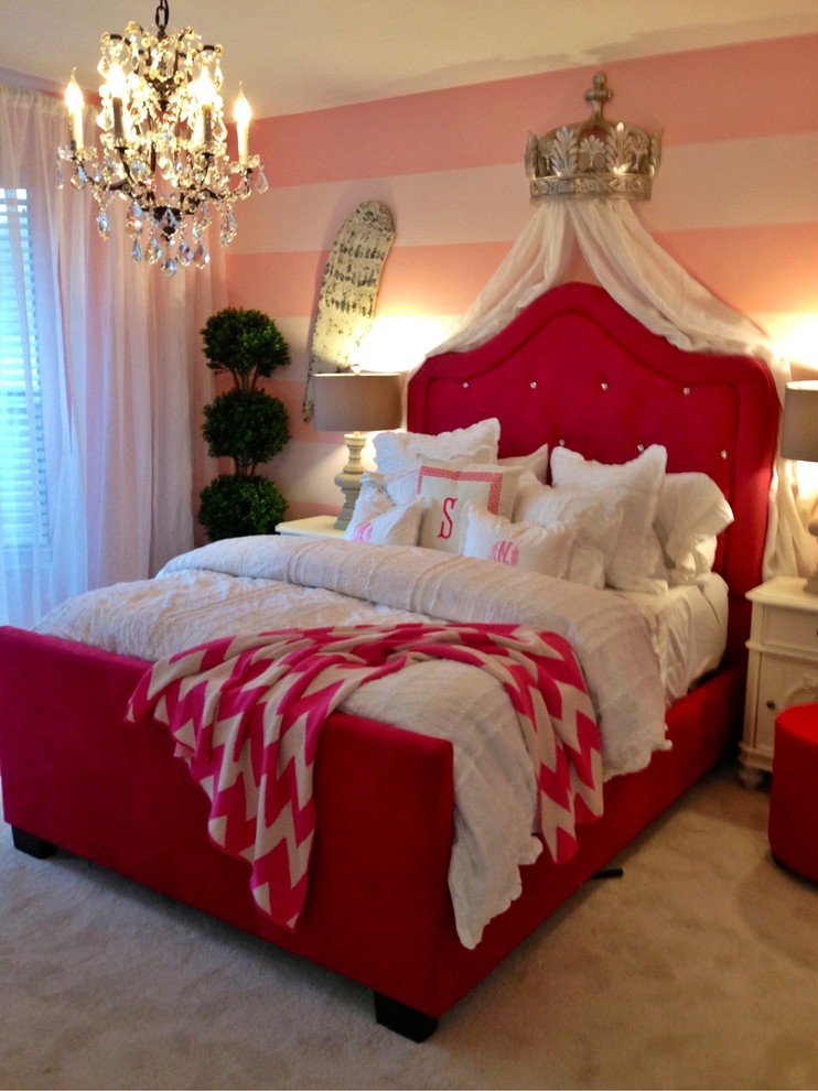 Стильный дизайн: большая гостевая спальня (комната для гостей) в современном стиле с разноцветными стенами, ковровым покрытием и бежевым полом без камина - последний тренд