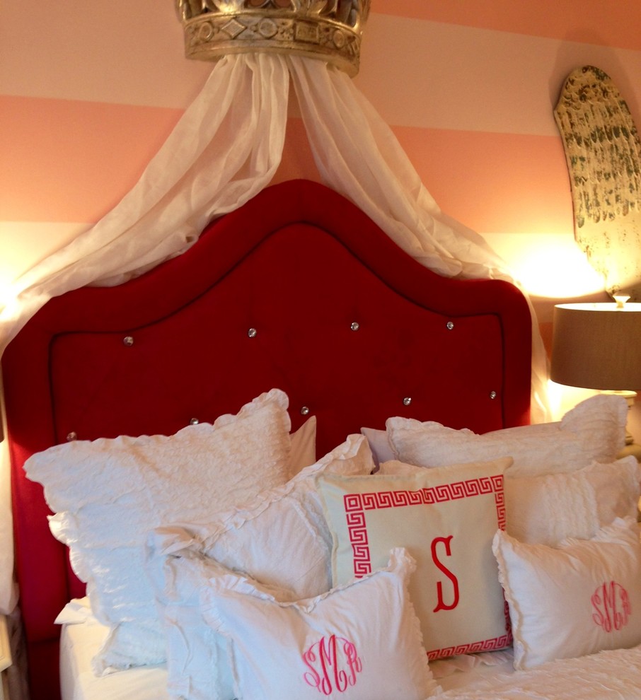 На фото: большая гостевая спальня (комната для гостей) в современном стиле с разноцветными стенами, ковровым покрытием и бежевым полом без камина с