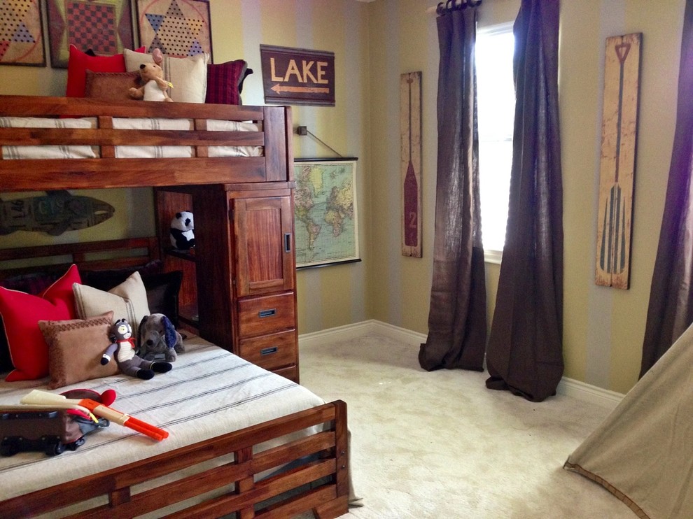Modelo de habitación de invitados contemporánea grande sin chimenea con paredes multicolor, moqueta y suelo beige