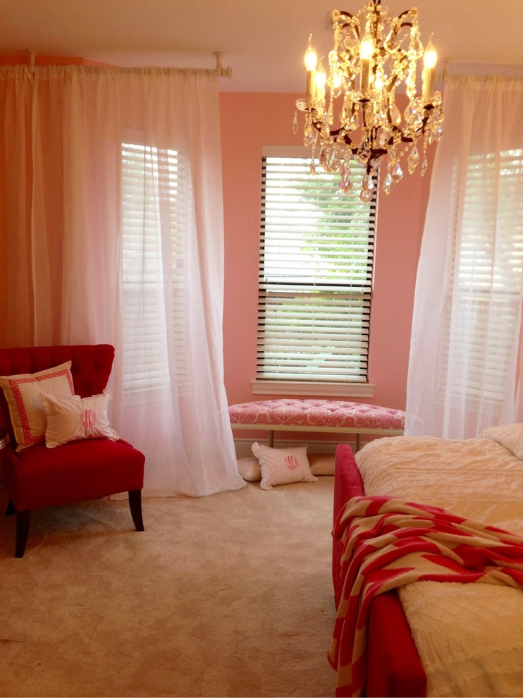 Foto de habitación de invitados contemporánea grande sin chimenea con paredes multicolor, moqueta y suelo beige