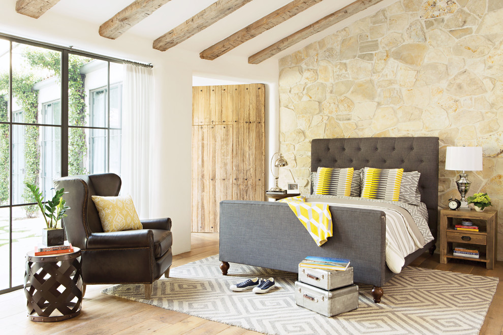 Modelo de habitación de invitados tradicional de tamaño medio sin chimenea con suelo de madera en tonos medios y paredes blancas