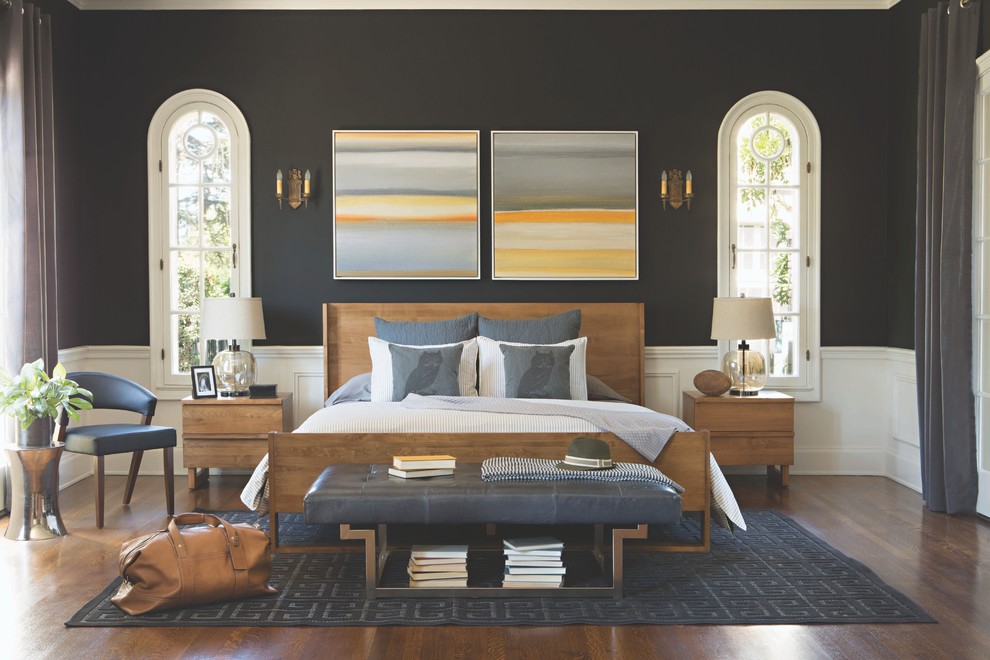 Diseño de habitación de invitados contemporánea de tamaño medio sin chimenea con paredes negras y suelo de madera en tonos medios