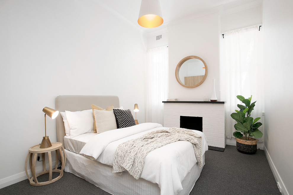 シドニーにあるコンテンポラリースタイルのおしゃれな客用寝室 (標準型暖炉、レンガの暖炉まわり、白い壁、カーペット敷き、グレーの床) のレイアウト