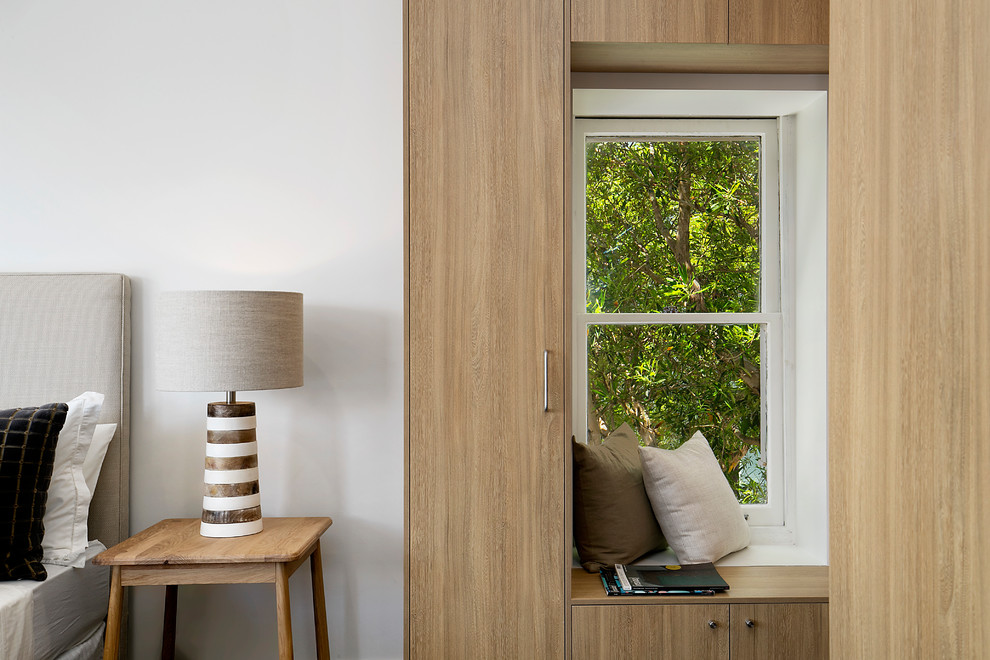 Modernes Gästezimmer ohne Kamin mit weißer Wandfarbe in Sydney