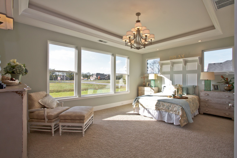 Стильный дизайн: большая хозяйская спальня в стиле рустика с серыми стенами и ковровым покрытием - последний тренд