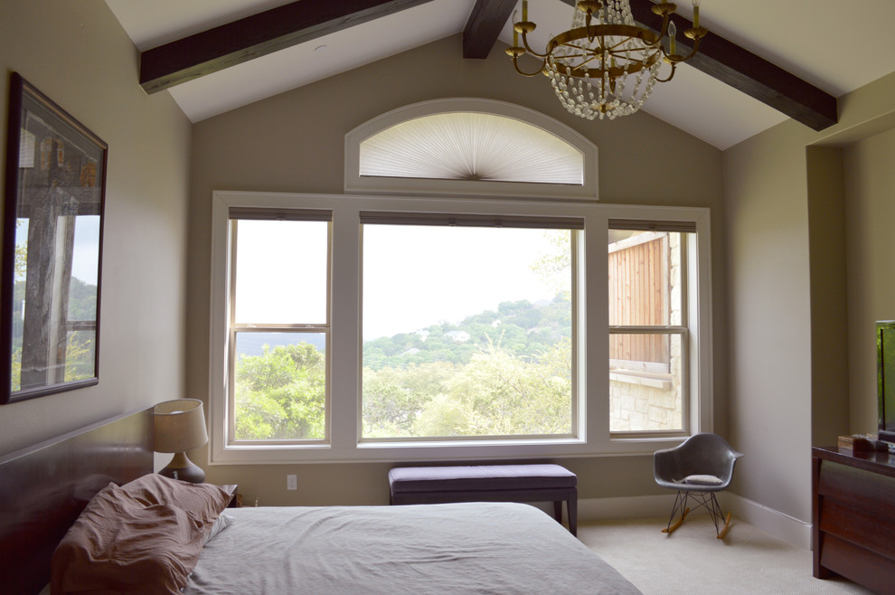 Cette image montre une grande chambre minimaliste avec un mur beige.
