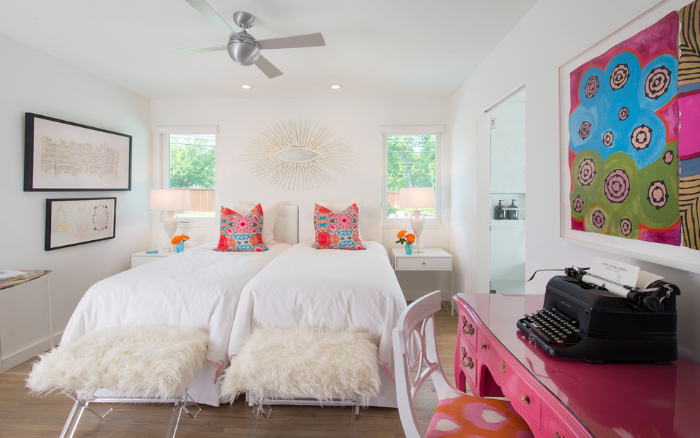 Kleines Modernes Schlafzimmer mit weißer Wandfarbe, braunem Holzboden und braunem Boden in Dallas