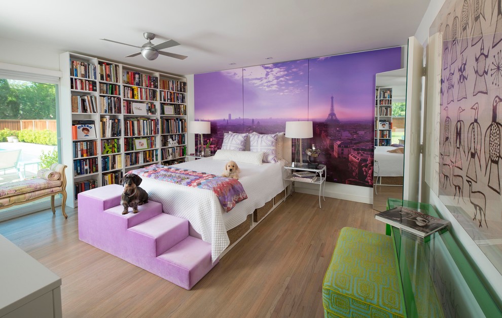 ダラスにある中くらいなコンテンポラリースタイルのおしゃれな主寝室 (暖炉なし、紫の壁、無垢フローリング、茶色い床) のインテリア