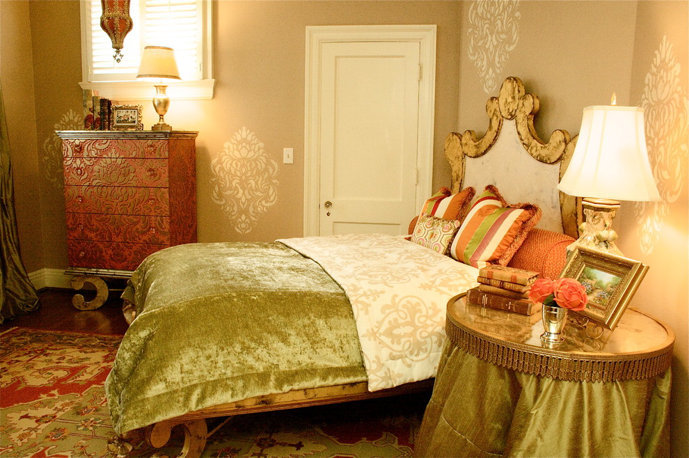 Imagen de habitación de invitados clásica de tamaño medio sin chimenea con paredes beige y suelo de madera en tonos medios