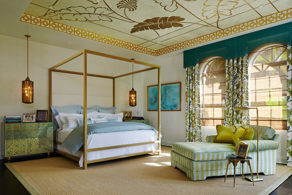 Klassisches Hauptschlafzimmer ohne Kamin mit weißer Wandfarbe und dunklem Holzboden in Miami