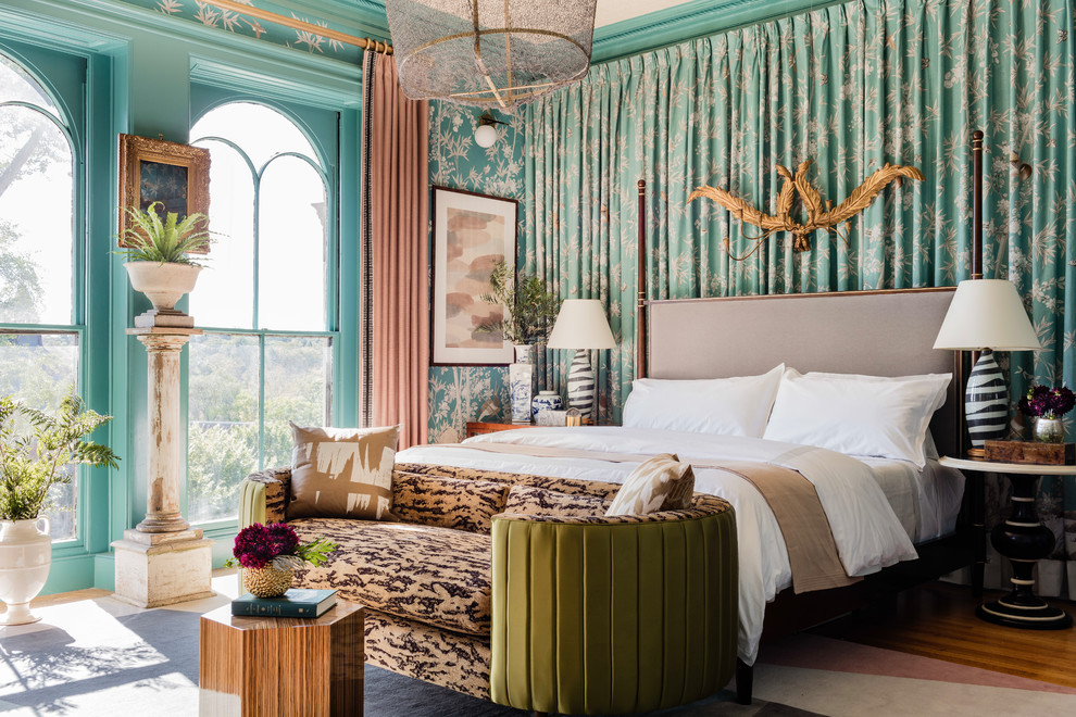 Esempio di una camera da letto eclettica con pareti verdi, pavimento in legno massello medio e pavimento marrone