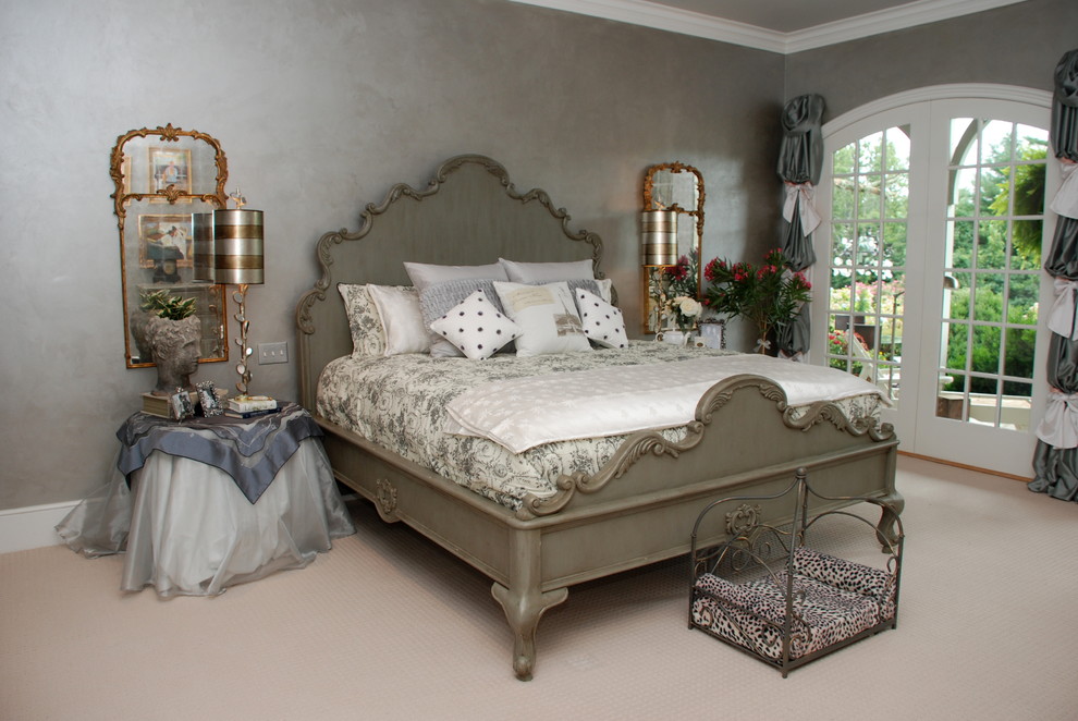 Свежая идея для дизайна: большая хозяйская спальня в классическом стиле с ковровым покрытием и серыми стенами без камина - отличное фото интерьера