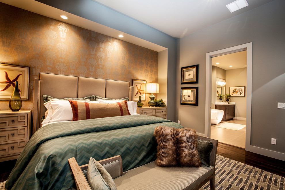 Стильный дизайн: хозяйская спальня в стиле неоклассика (современная классика) с серыми стенами и темным паркетным полом - последний тренд