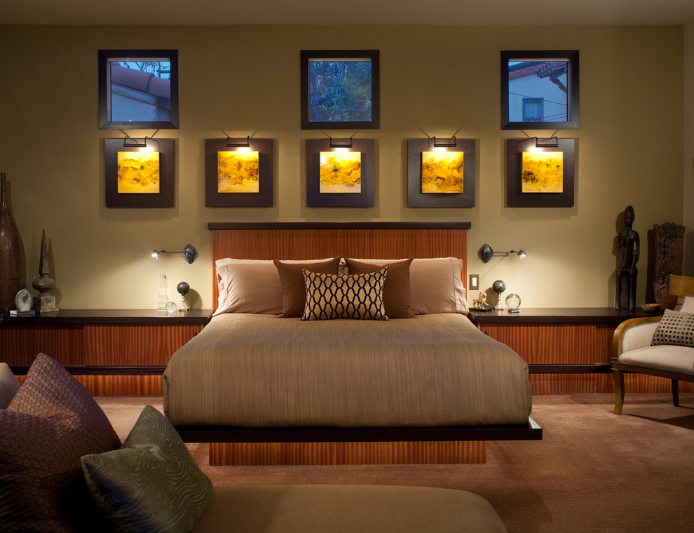 Réalisation d'une grande chambre design avec un mur beige, une cheminée standard et un sol marron.