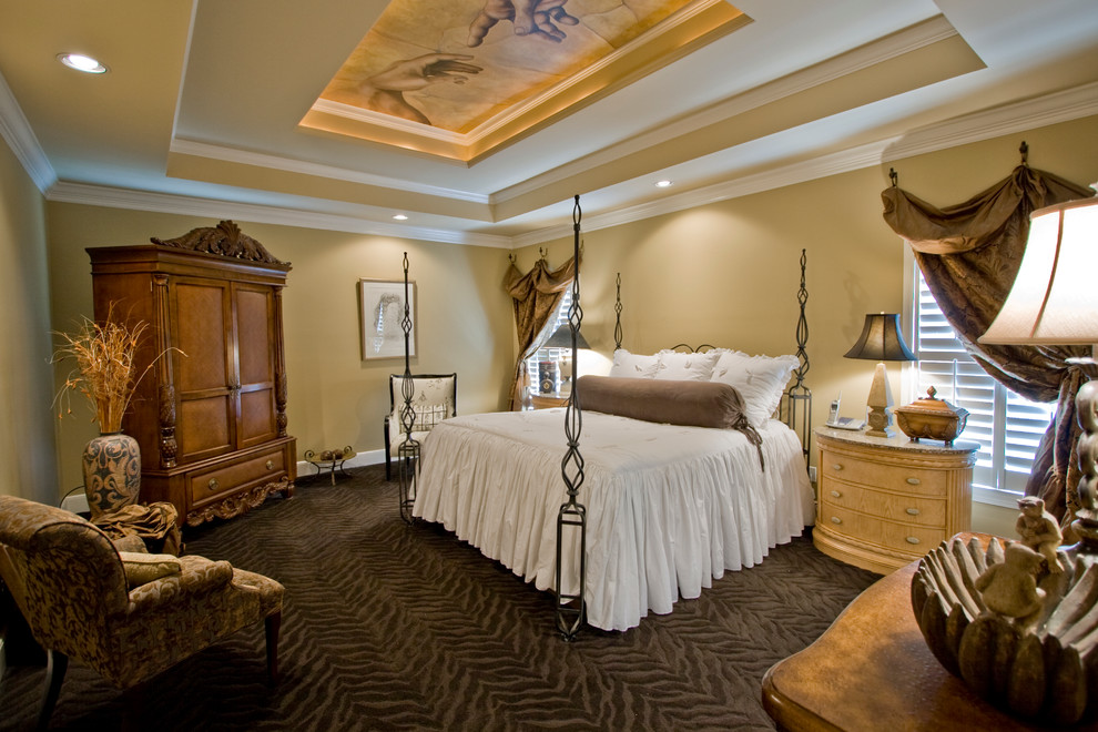 リトルロックにあるトラディショナルスタイルのおしゃれな寝室 (ベージュの壁、カーペット敷き、茶色い床)