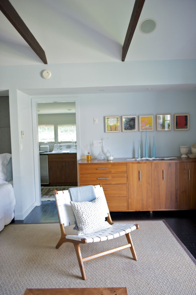 Foto di una camera matrimoniale minimal di medie dimensioni con pareti marroni e pavimento in legno massello medio