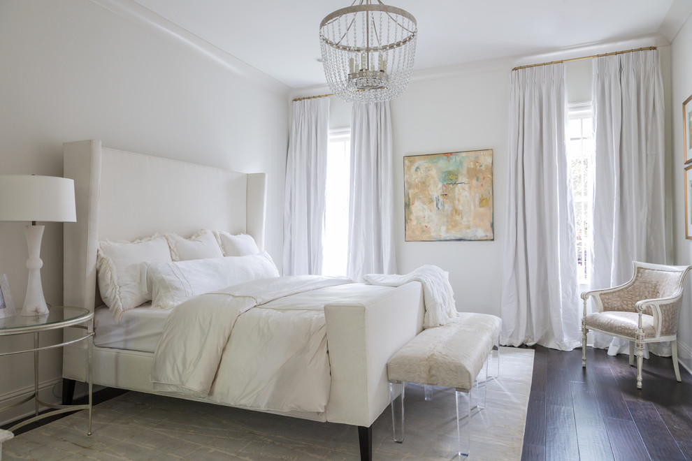 Источник вдохновения для домашнего уюта: большая хозяйская спальня в классическом стиле с белыми стенами и темным паркетным полом