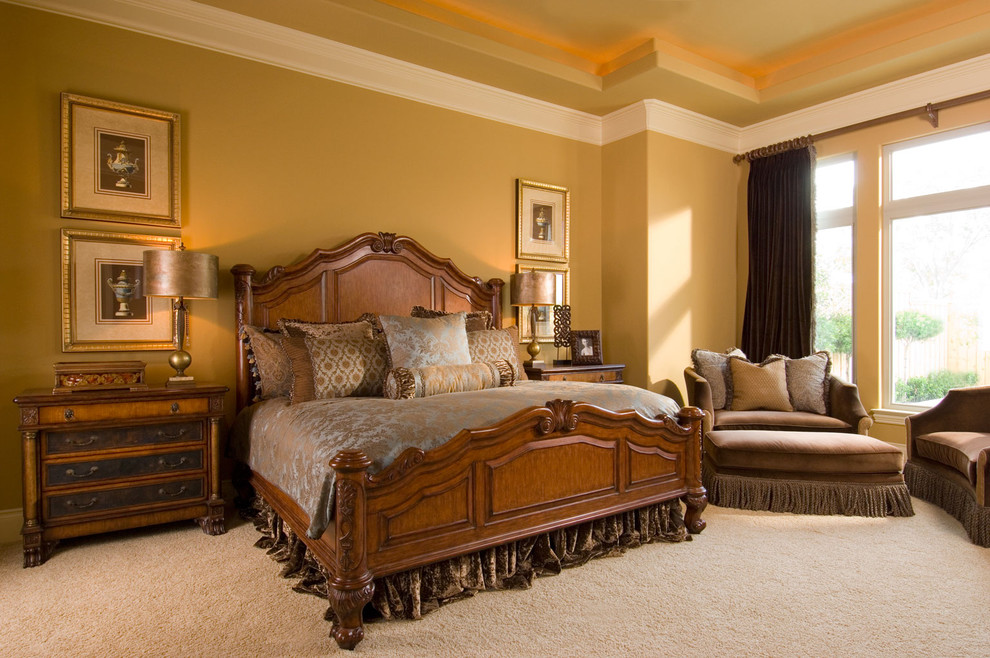 Пример оригинального дизайна: большая хозяйская спальня в классическом стиле с желтыми стенами, ковровым покрытием и бежевым полом