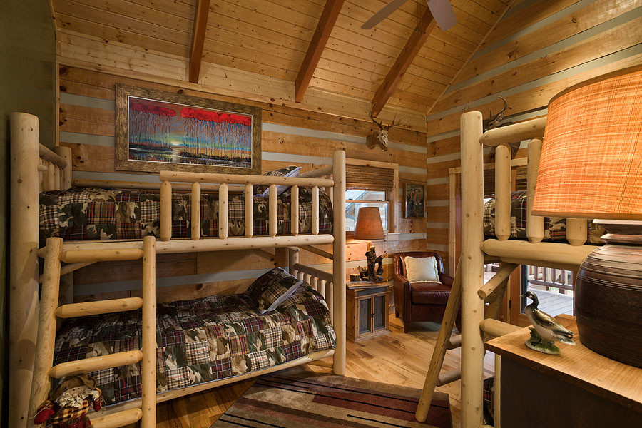 Ejemplo de dormitorio principal rural de tamaño medio con suelo de madera clara