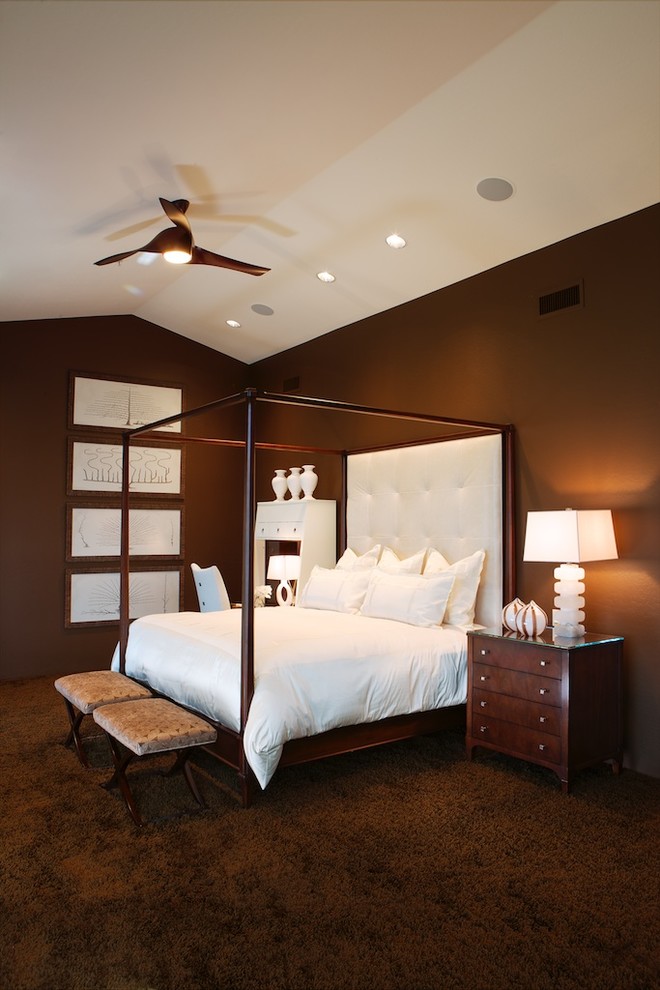 Esempio di una camera da letto tradizionale con pareti marroni, moquette e pavimento marrone