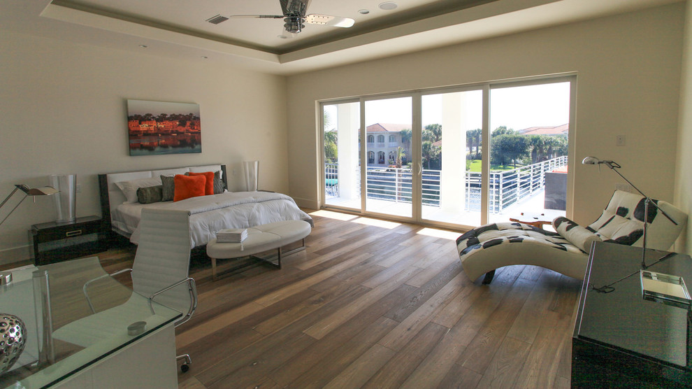 Diseño de dormitorio principal minimalista grande sin chimenea con paredes beige y suelo de madera clara