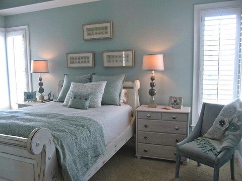 Foto di una camera degli ospiti costiera con pareti blu, moquette e nessun camino