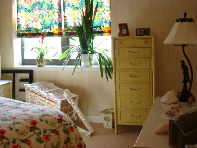 Exempel på ett mellanstort exotiskt gästrum, med ljust trägolv och gröna väggar