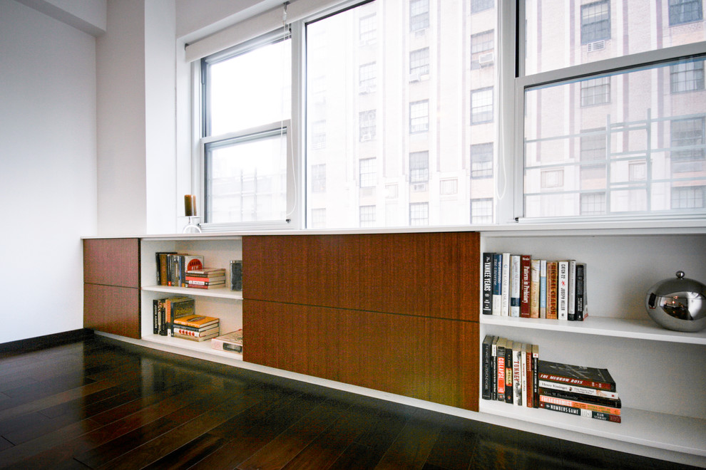 Mittelgroßes Modernes Hauptschlafzimmer mit weißer Wandfarbe und braunem Holzboden in New York