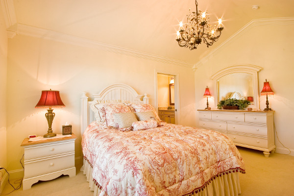 Esempio di una camera degli ospiti tradizionale con pareti beige e moquette