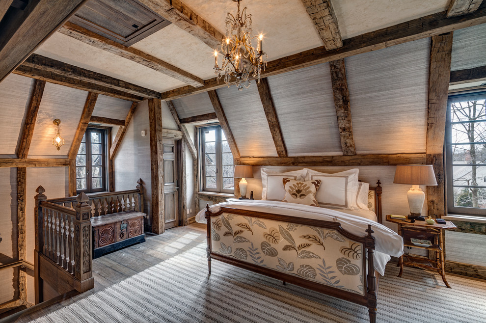 Exemple d'une chambre nature de taille moyenne avec un mur beige, un sol en bois brun, aucune cheminée et un sol beige.