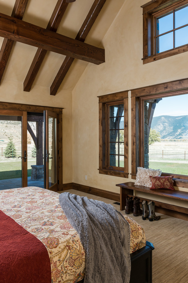 Diseño de dormitorio principal rural con paredes beige, moqueta y suelo multicolor