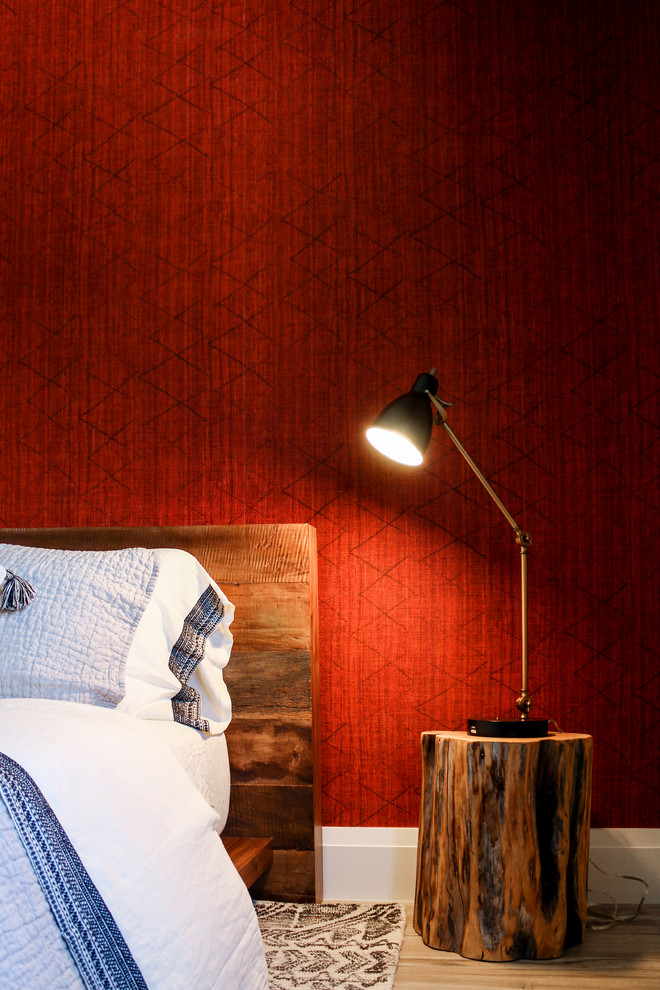 Идея дизайна: гостевая спальня среднего размера, (комната для гостей) в стиле неоклассика (современная классика) с красными стенами, полом из керамогранита и бежевым полом
