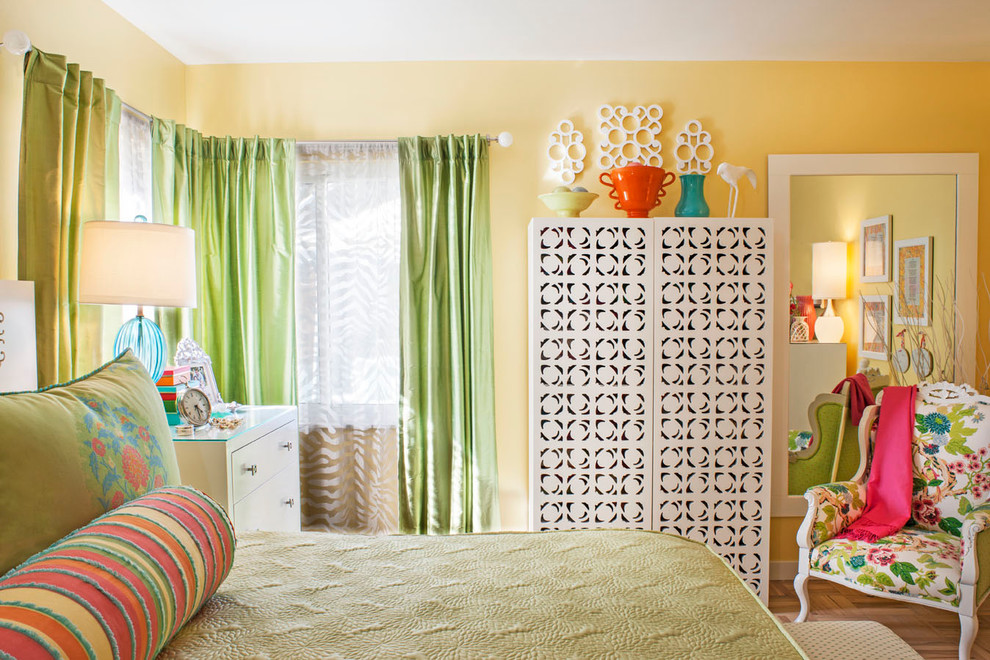 Foto på ett funkis sovrum, med gula väggar