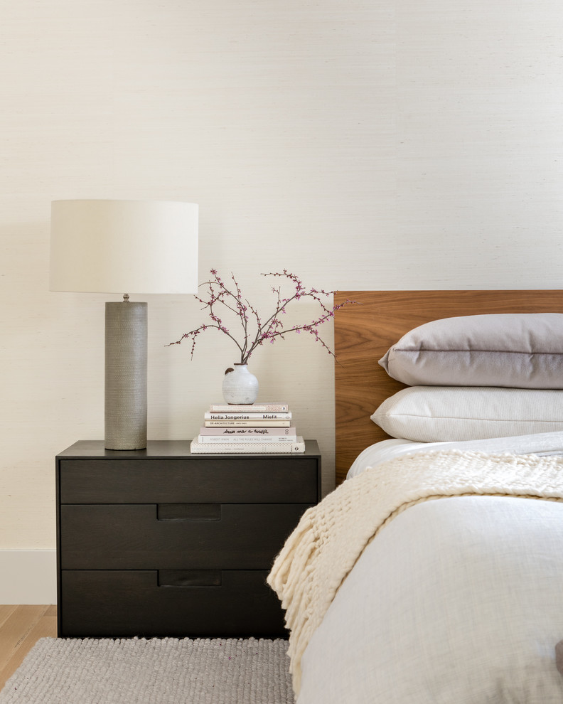 デンバーにあるコンテンポラリースタイルのおしゃれな寝室 (白い壁、淡色無垢フローリング、ベージュの床) のレイアウト