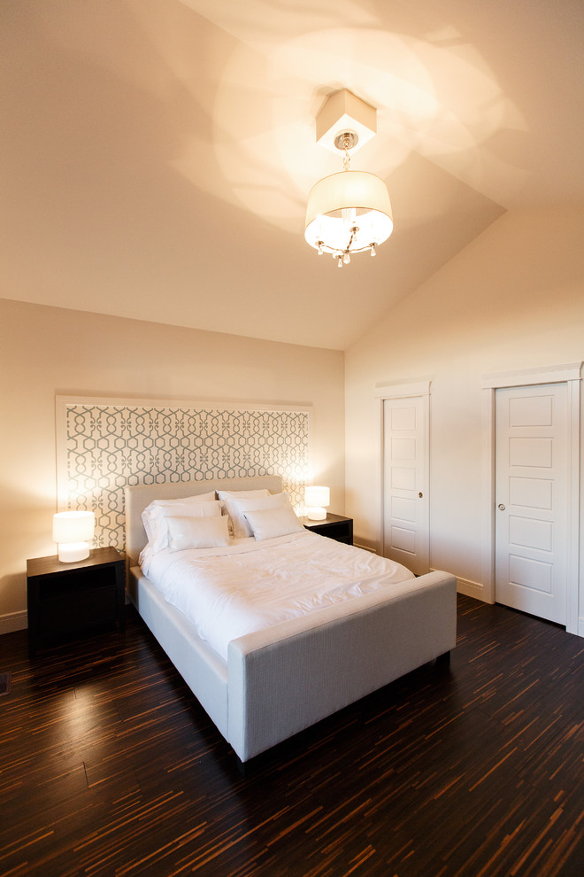 Modelo de dormitorio clásico renovado sin chimenea con paredes blancas y suelo de madera oscura