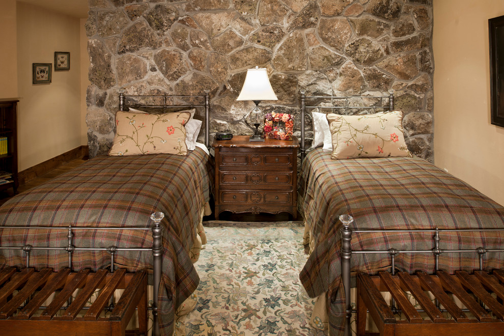 Идея дизайна: гостевая спальня (комната для гостей) в стиле рустика с акцентной стеной