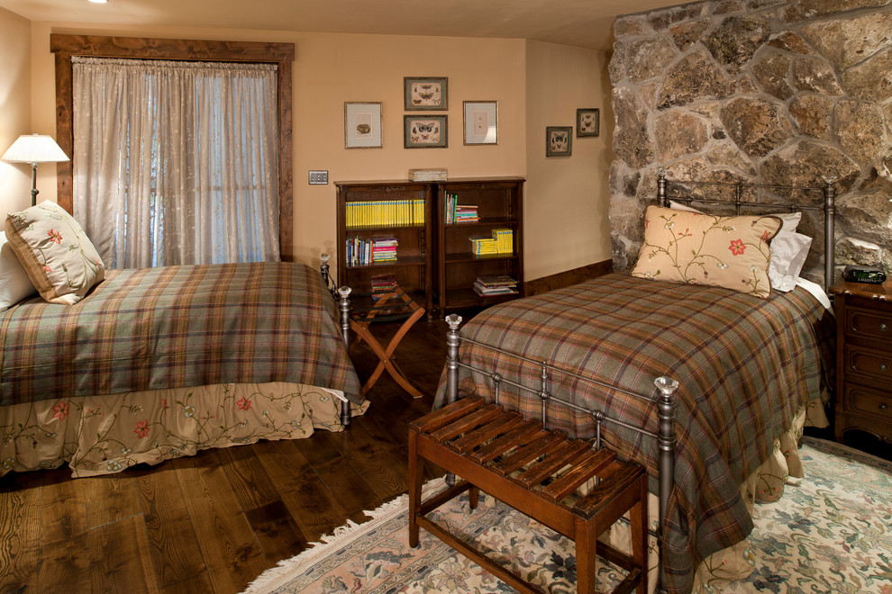 На фото: гостевая спальня (комната для гостей) в стиле рустика с бежевыми стенами и темным паркетным полом с