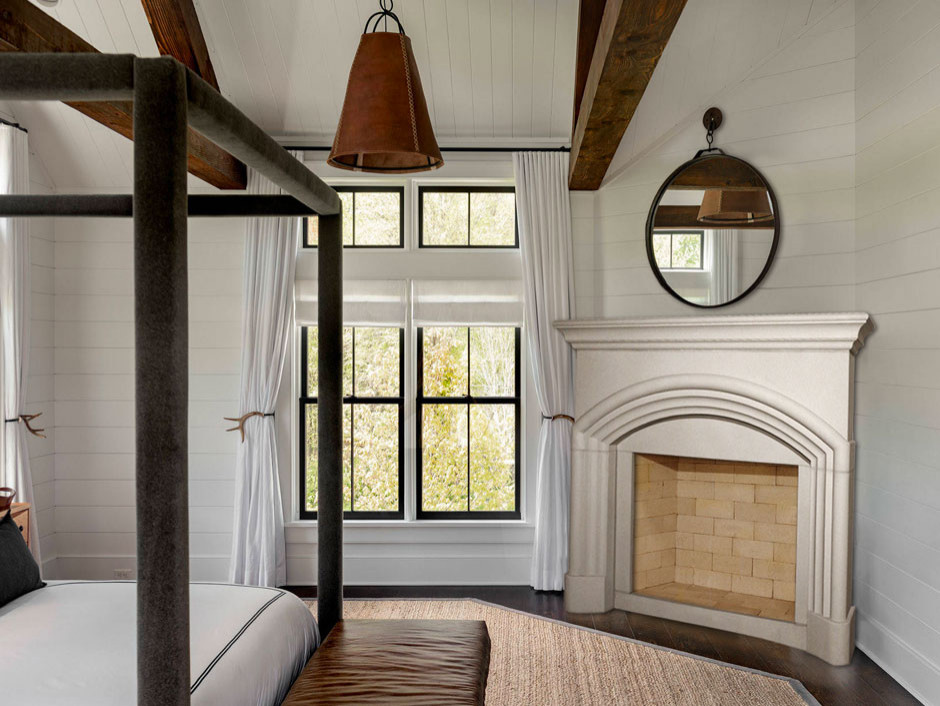 Mittelgroßes Country Hauptschlafzimmer mit grauer Wandfarbe, dunklem Holzboden, Kamin, Kaminumrandung aus Beton, braunem Boden, Holzdielendecke und Holzwänden in Oklahoma City