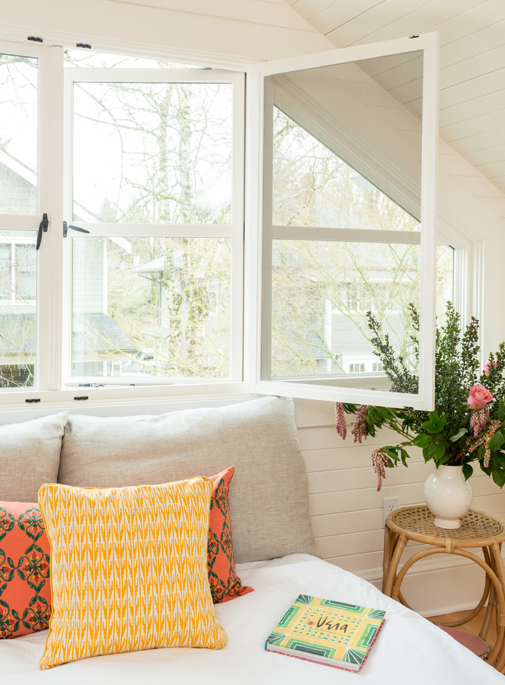 Idee per una piccola camera matrimoniale chic con pareti bianche, parquet chiaro e pavimento beige