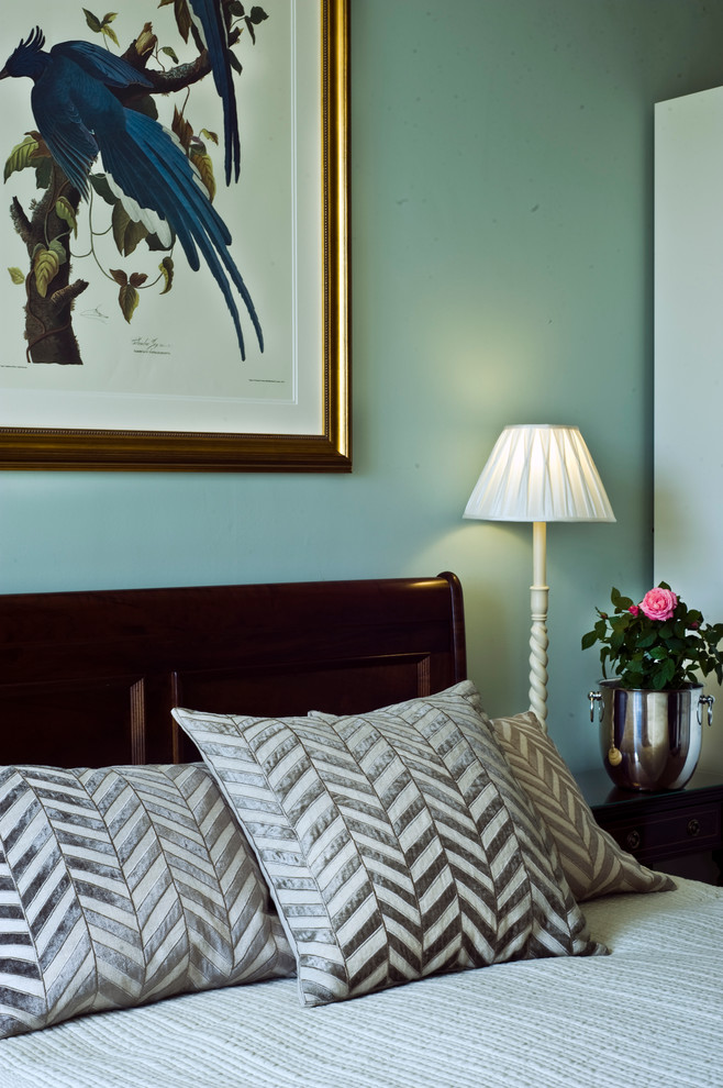 ロンドンにある広いトランジショナルスタイルのおしゃれな客用寝室 (青い壁) のレイアウト
