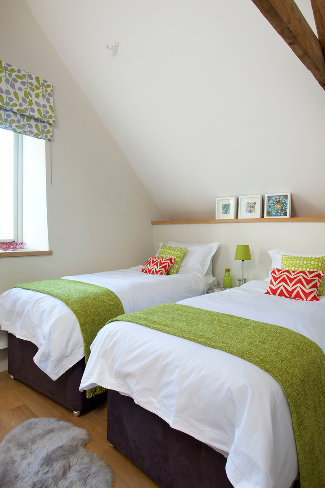 На фото: гостевая спальня (комната для гостей) в современном стиле с бежевыми стенами